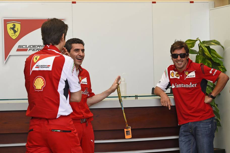 Andrea Stella e Fernando Alonso si rilassano ai box Ferrari. Colombo